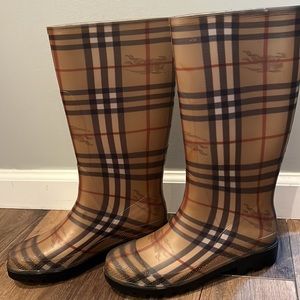 **LIKE NEW** Burberry Rain-boots Size 9